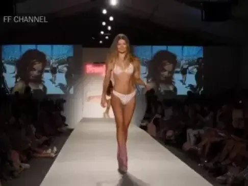 外国的走秀就是不一样，让人看的面红耳赤