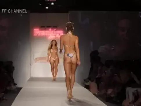 外国美女真是一点也不怕走光啊！穿的真疯狂