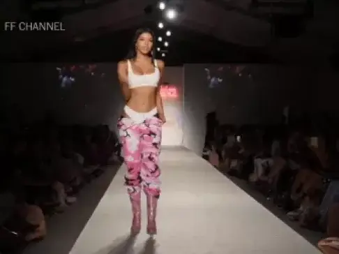 外国女孩时尚走秀，这宏伟的气势，我心跳加速