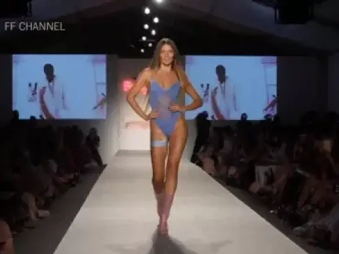 外国模特劲爆走秀，一身透明连体衣，我眼睛都看直了