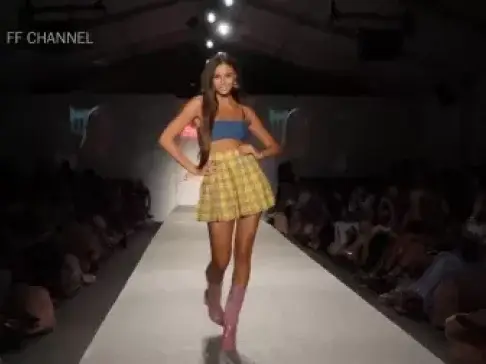 我滴个乖乖，外国美女走秀，看得我营养都跟不上了