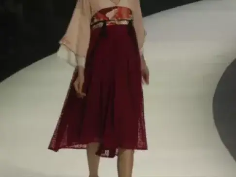 小姐姐身穿连衣裙，中途撩起裙子，简直美翻了