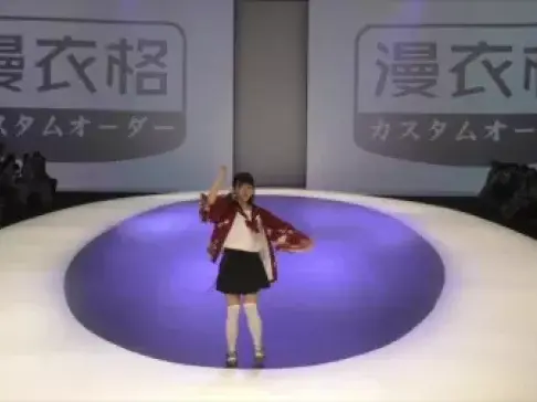 美女姐姐身材傲人，舞台激情热舞，真好看