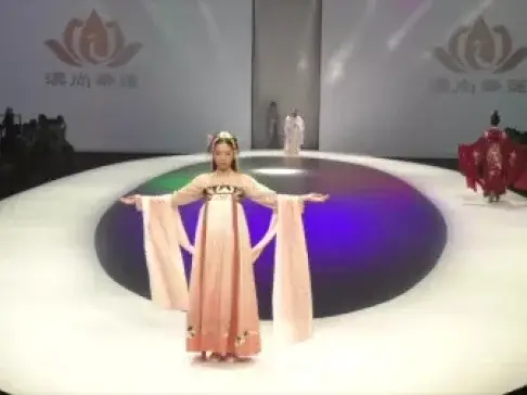 美女上台走秀，这一转圈，“嫦娥”都得靠边站