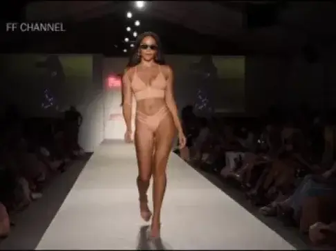 外国美女上台走秀，大胆的穿衣，我看的脸红