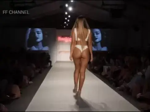 令人沸腾的走秀，我全程坐立不安