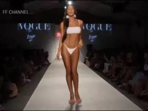 美女上台走秀，竟还摇动自己的小裤带，看的我好尴尬