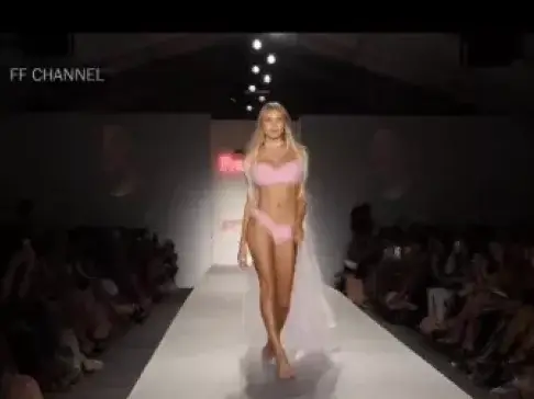 外国美女上台走秀，一出场，我坐不住了