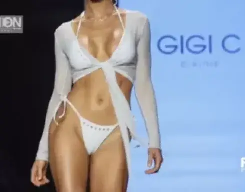 美女外面本就只穿一层纱，还把它脱掉，真大胆！