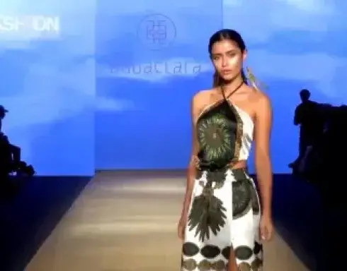 美女上衣全靠一根带子，要是断掉了，想都不敢想！