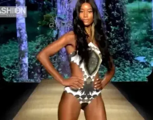 欧美模特大胆走秀，衣服都夹进去了，有点尴尬！