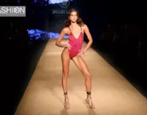 欧美模特大胆走秀，途中还迈开双腿，我不淡定了！