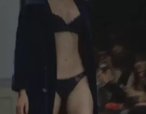 美女模特上台走秀，我全程盯着一个地方看