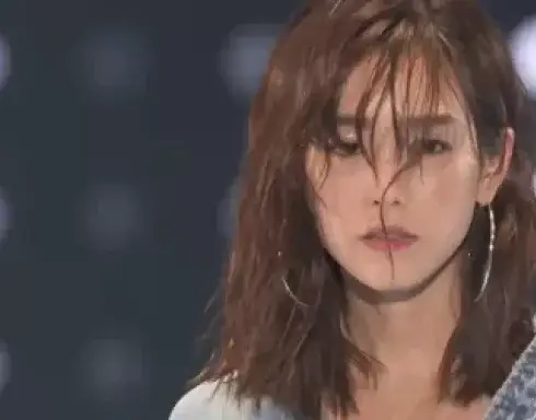 气质还是需要靠颜值的，凌乱的发丝也抵挡不住模特的美