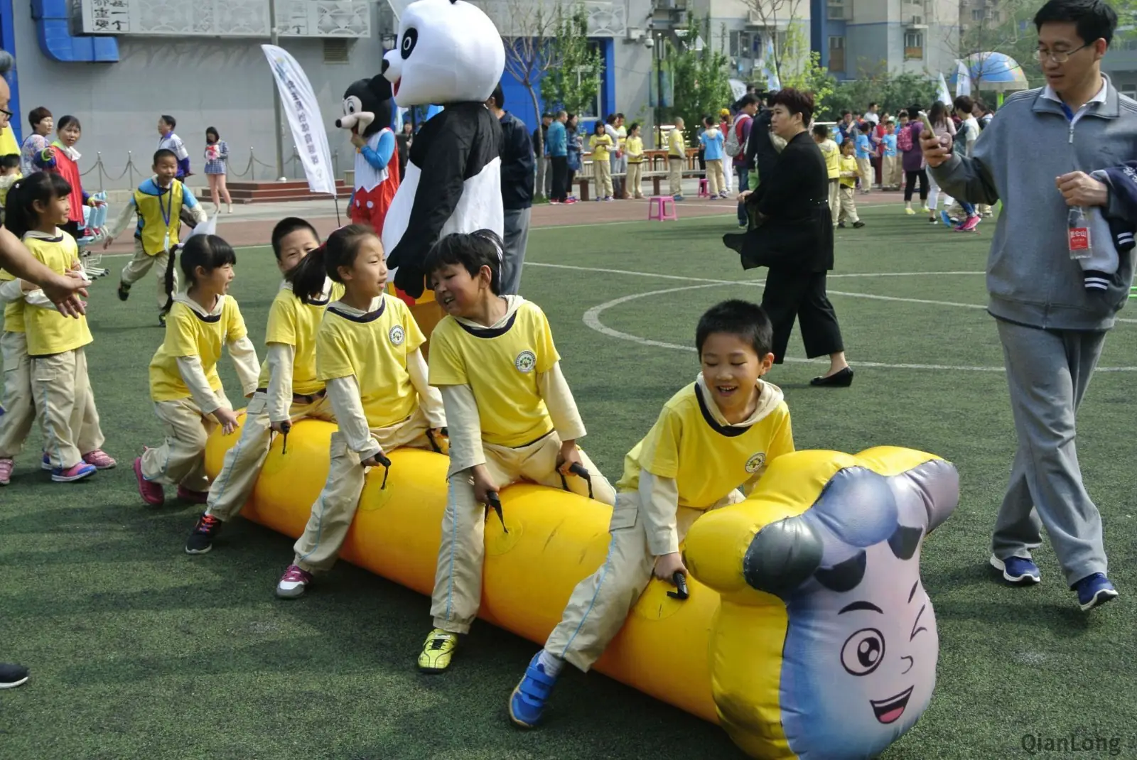 趣味运动会疯狂毛毛虫怎么玩