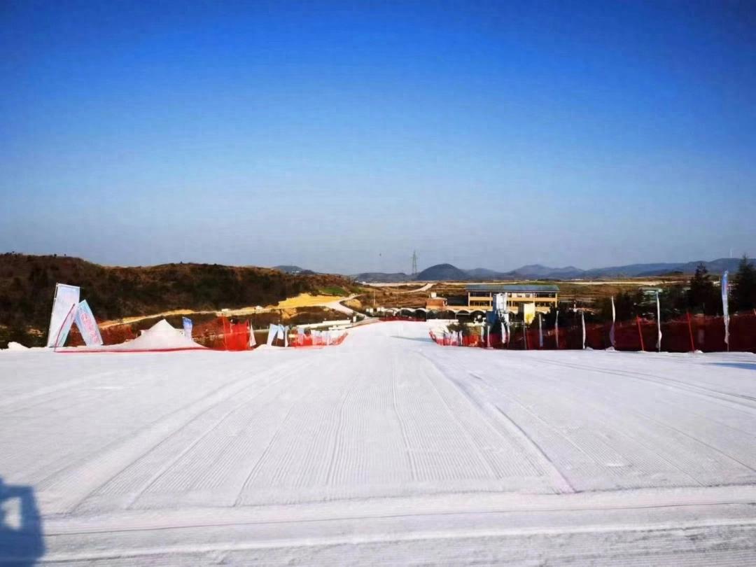 贵阳高坡云顶滑雪场中级道开放_进阶滑雪体验_雪峰滑雪俱乐部