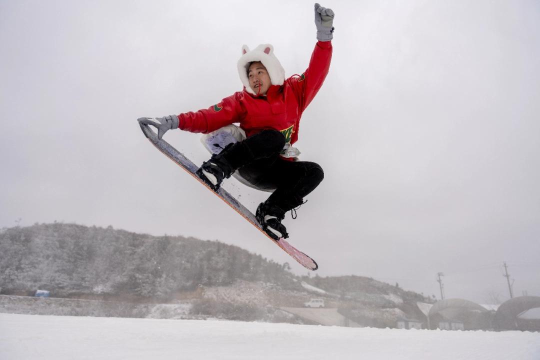 进阶滑雪体验_雪峰滑雪俱乐部_贵阳高坡云顶滑雪场中级道开放