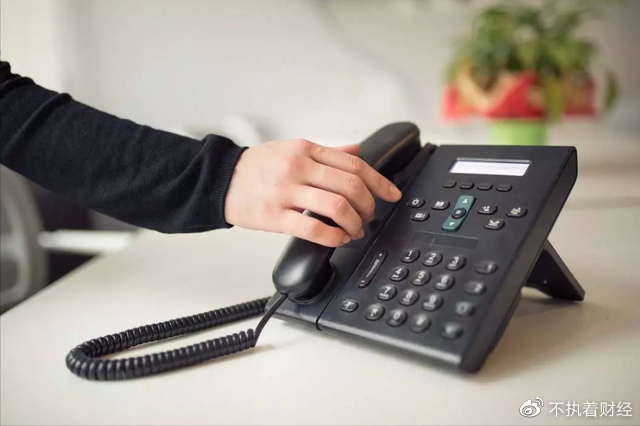 中国几乎人手一部手机，为啥发达国家还用固定电话？看完你就明白